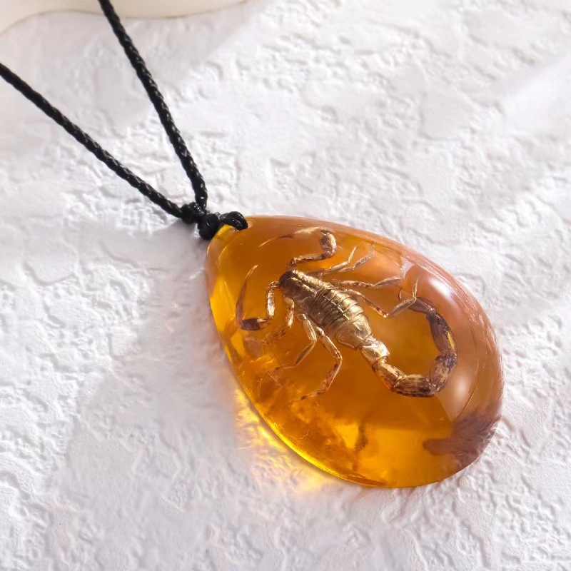 قلادة كهرمانية عتيقة الطراز عل - مراجعة Resin Art Necklace وسعره