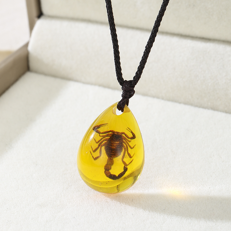قلادة كهرمانية عتيقة الطراز عل - مراجعة Resin Art Necklace وسعره