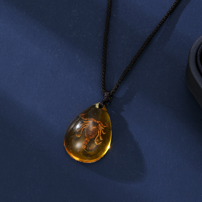 قلادة كهرمانية عتيقة الطراز عل - مراجعة Resin Art Necklace وسعره